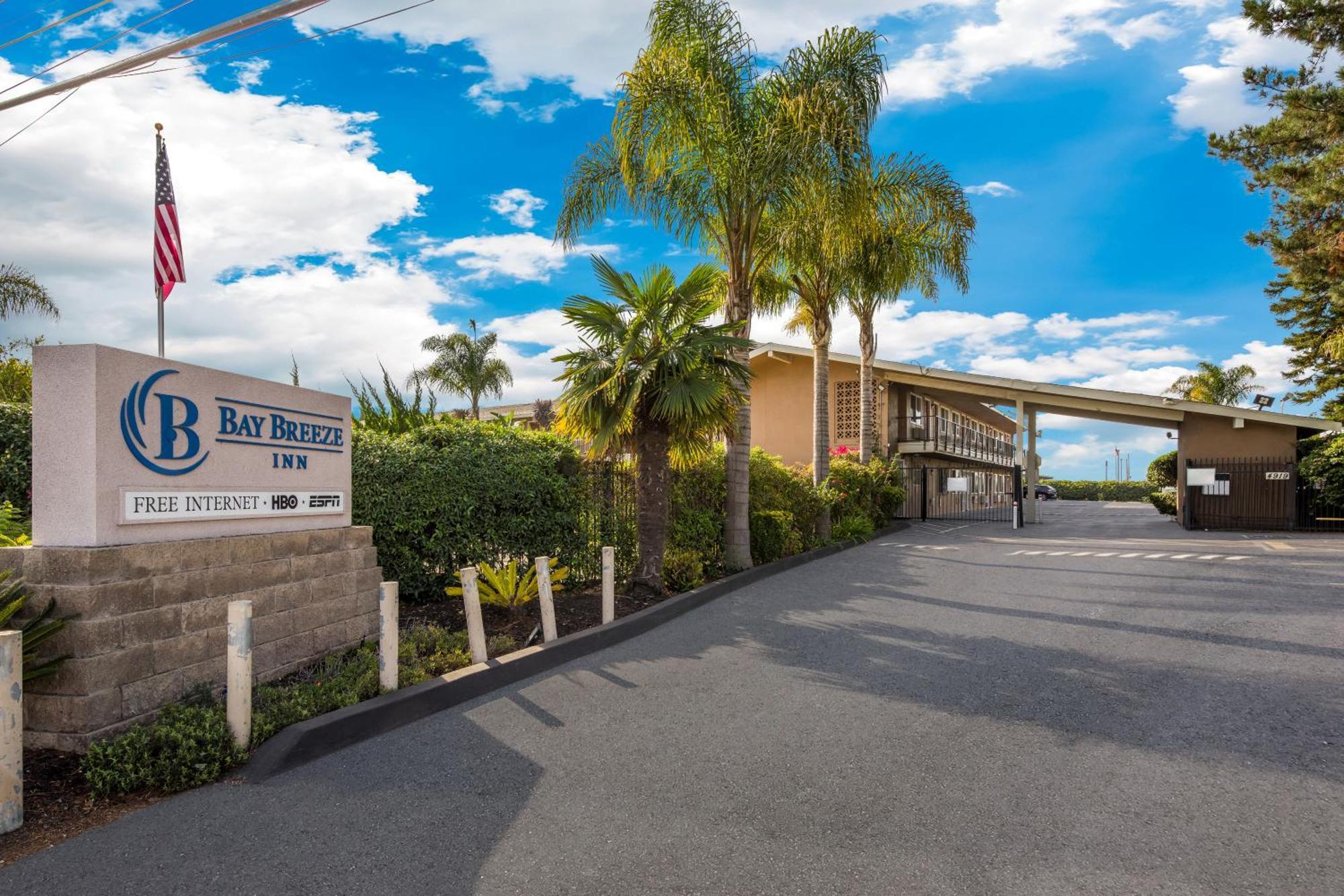Bay Breeze Motel 2*