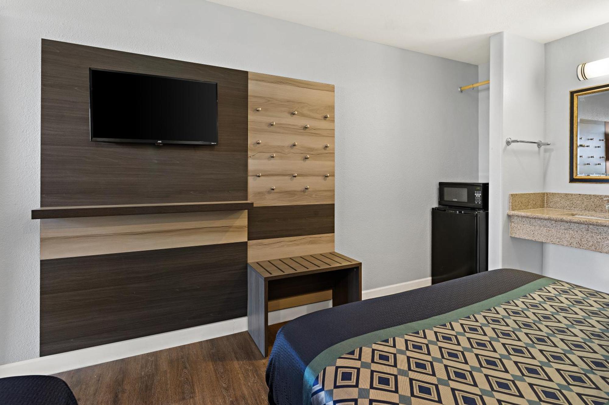 Bay Breeze Motel 2*
